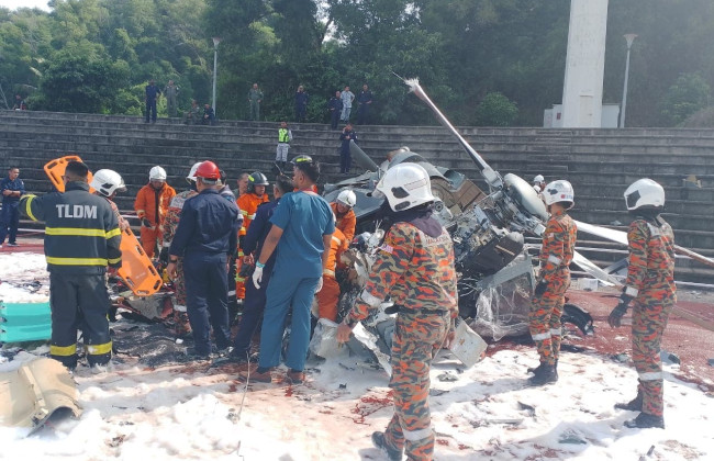 В Малайзии в воздухе столкнулись военные вертолеты: много погибших, видео