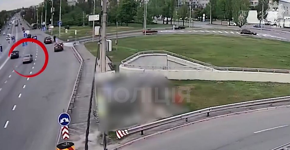 У Києві легковик влетів у припарковані авто: момент ДТП потрапив на відео
