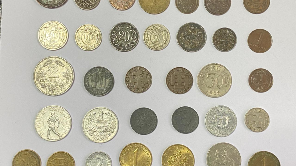 Замість чаю та цукерок одеські митники виявили колекцію монет з 85 країн світу