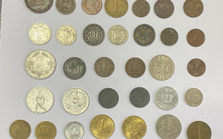 Замість чаю та цукерок одеські митники виявили колекцію монет з 85 країн світу