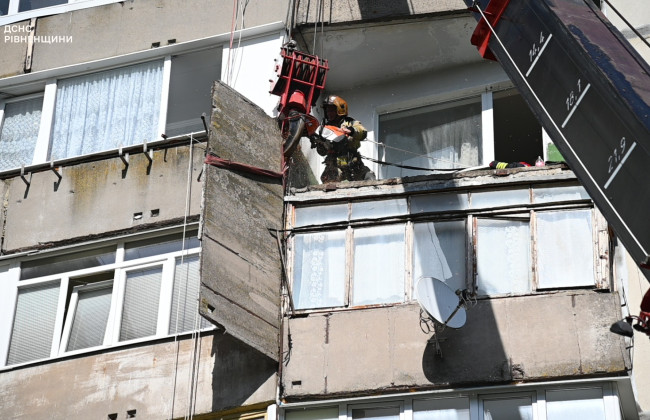 В Ровно плита балкона чуть не обрушилась на аптеку внизу, фото и видео