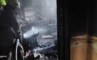 На Житомирщині через необережність під час паління вщент згоріла квартира