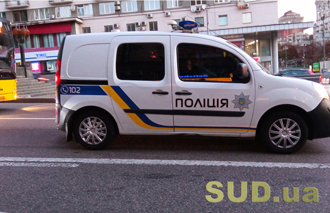 У Києві легковик проїхав на червоне світло та потрапив на «хвіст» поліції: відео