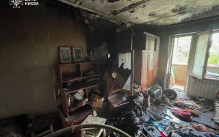 У Києві спалахнула квартира у багатоповерхівці, фото