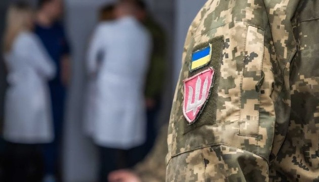За 5-8 тысяч долларов «находил» тяжелые болезни у здоровых военнообязанных: в Киеве сообщено о подозрении врачу