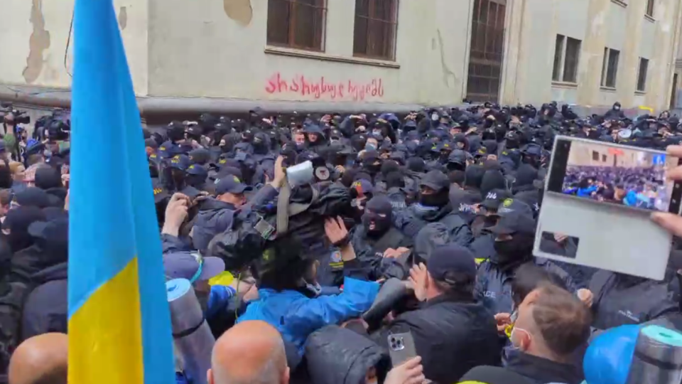 Комитет парламента Грузии поддержал закон об «иноагентах»: силовики разгоняют протестующих, видео