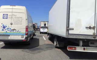 Дальнобойщики перекрыли трассу Киев-Одесса из-за нового закона о мобилизации, видео