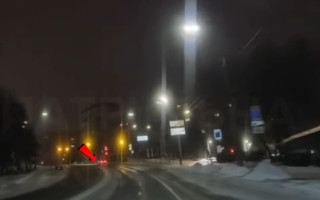 У Києві покарали водія Volkswagen, який проїхав на жовтий сигнал світлофора — відео