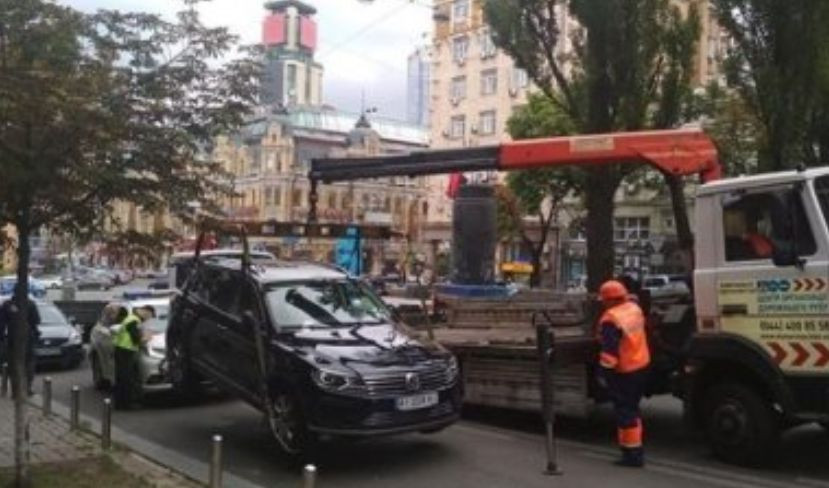 Автомобили киевлян начали массово эвакуировать: что происходит