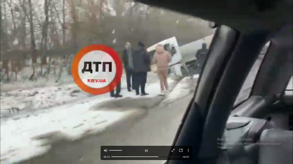 В Хмельницкой области сложилась фура и ушла с дороги: видео