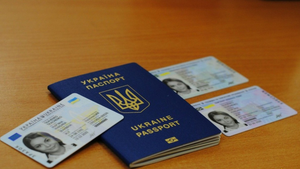 Проти ID- та цифрових паспортів: як суди вирішують позови громадян, які хочуть залишитися із паспортом-книжечкою