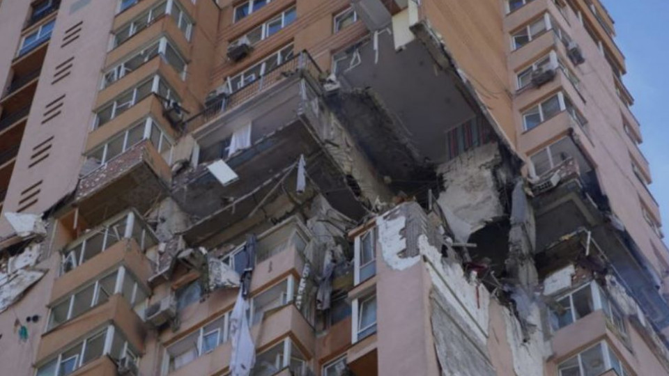 Ракетный удар в дом на Лобановского: появилось видео момента попадания ракеты