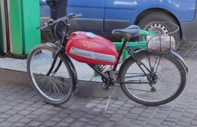 «Заправляем только в бак»: мужчина на велосипеде обошел требования АЗС хитрым способом, фото