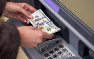 Кабмін затвердив перелік послуг за кордоном, які дозволено оплачувати за валюту