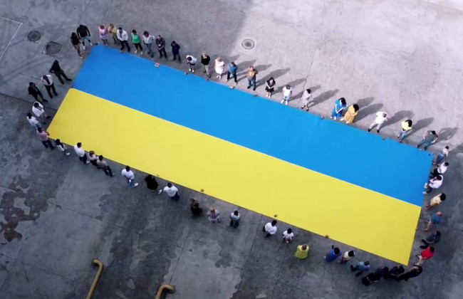 У Києві створили найбільший паперовий прапор України, відео