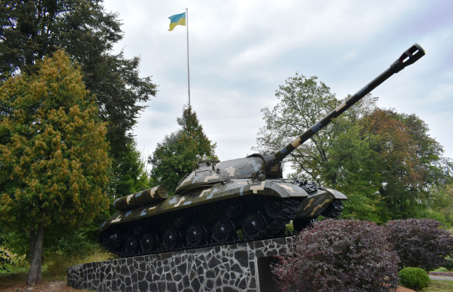 На Житомирщині радянський танк перефарбували в український піксель: фото