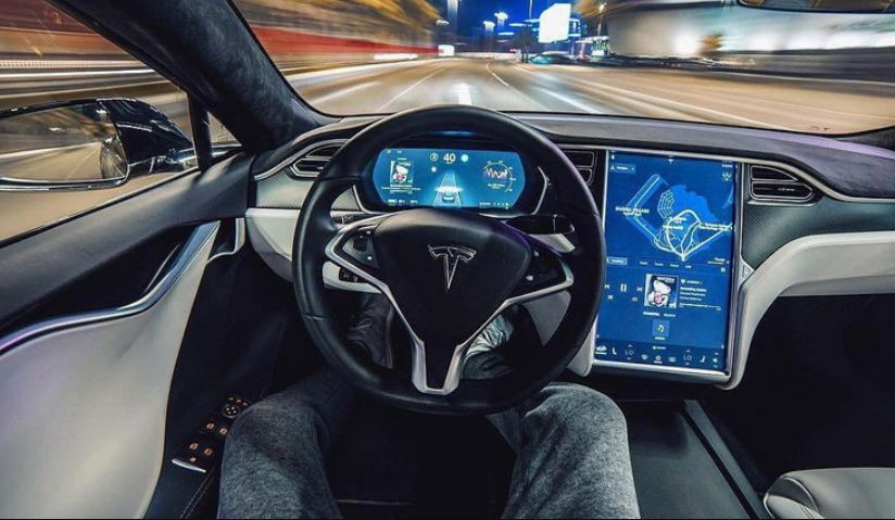 З першого разу не впорався: як автомобіль Tesla на автопілоті проїхався на Майдані, відео