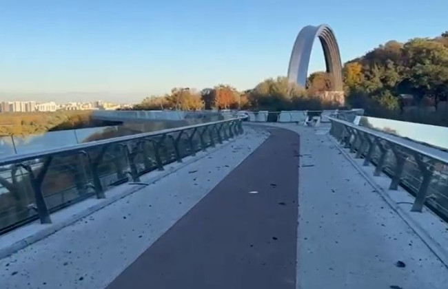 Кличко відвідав скляний міст, який потрапив під ворожий обстріл: відео