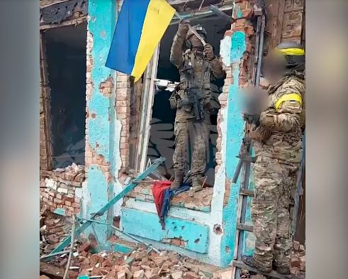 Українські військові встановили прапор у Невському в Луганській області, відео