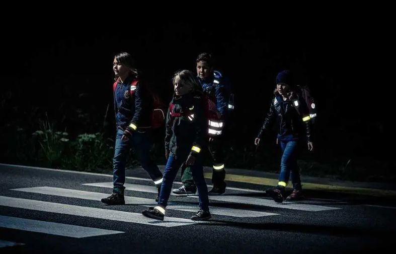 Пішоходів та працівників дорожніх служб хочуть зобов’язати носити світлоповертальні елементи на одязі в темну пору доби