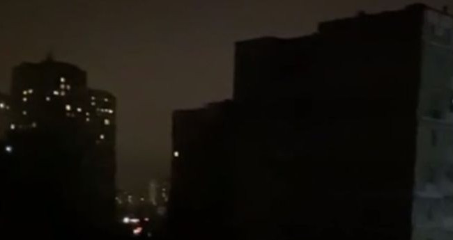 Занурення у темряву: момент відключення світла у Києві потрапив на відео