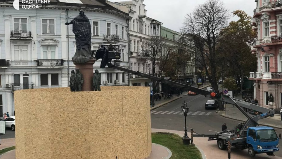 В Одессе скандальный памятник Екатерине II загородили и замотали в черный пакет