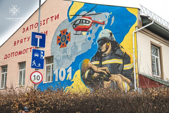 У Києві з’явився новий мурал, присвячений рятувальникам, фото