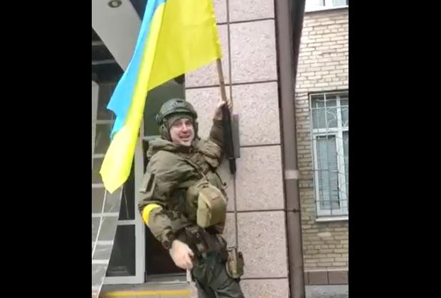 Український прапор вивісили над будівлею Херсонського апеляційного суду, відео
