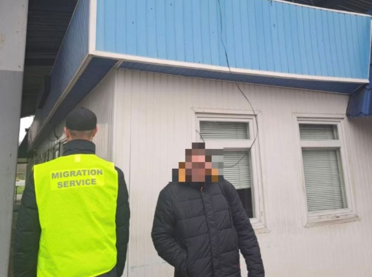 Працівники Державної міграційної служби видворили іноземця, який перебував незаконно на території України
