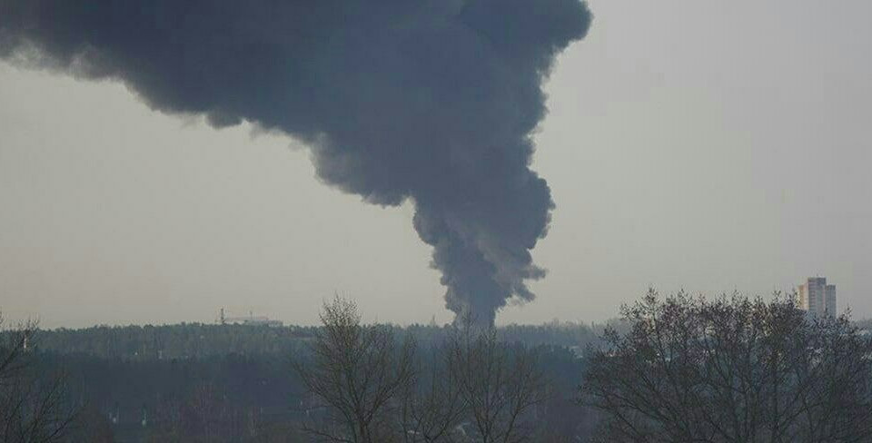В Брянской области РФ вспыхнул пожар: горят резервуары с нефтепродуктами, видео