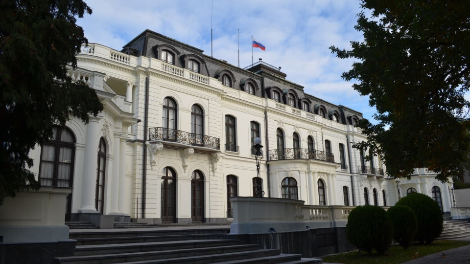 «Відчути на собі смак власних ліків», — у Чехії пропонують відключити посольство РФ від електрики
