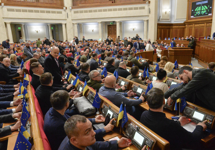 Тимчасове закриття сайтів без рішення суду та блогери під ковпаком Нацради: Рада ухвалила скандальний законопроєкт про медіа