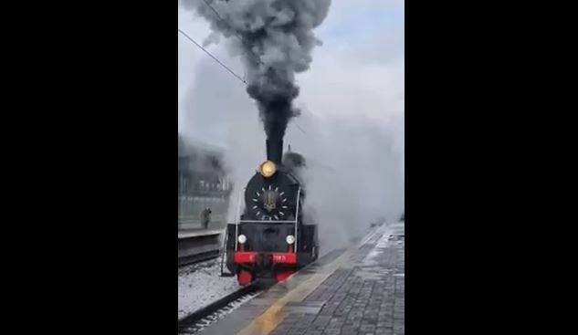 В Києві на свята запустили екскурсійний ретро-потяг, відео