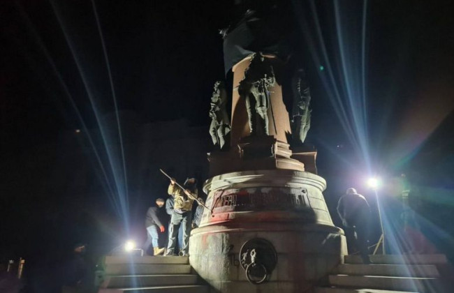 В Одесі демонтували пам'ятники Катерині II та Суворову, відео