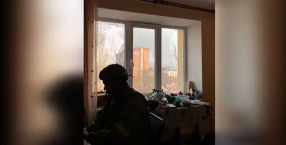 Український захисник зіграв на піаніно під звуки вибухів у Бахмуті: зворушливе відео