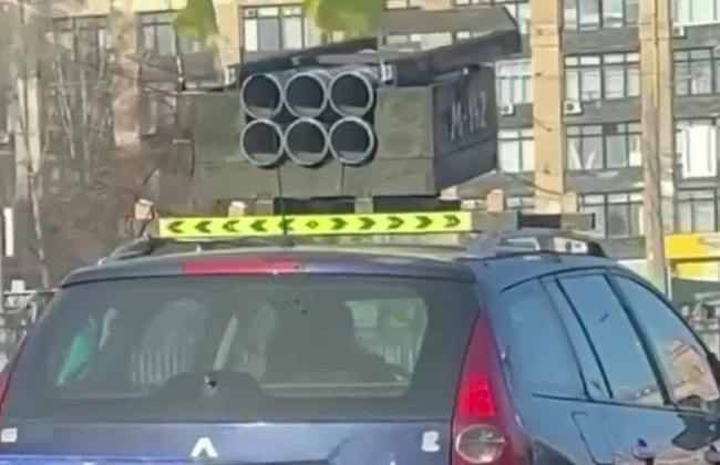 У Харкові помітили унікальне авто з конструкцію у вигляді HIMARS, відео