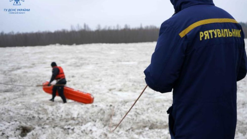 В Киевской области взрывом разблокировали ледяной затор на Десне, видео