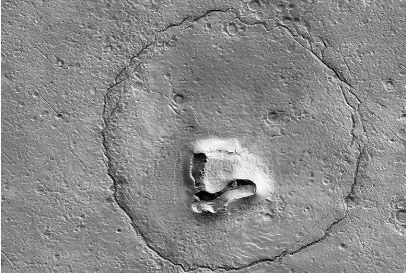Мишка на Марсе: в NASA показали снимок кратера