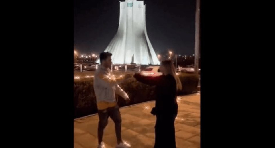В Иране суд приговорил молодую пару к 10,5 годам тюрьмы за танец на улице, видео