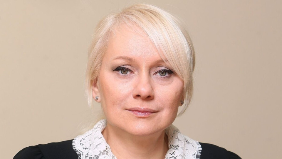 Соболина шуба и миллион долларов: Оксана Датий написала заявление на увольнение из налоговой после обысков — СМИ