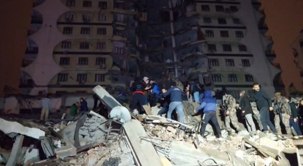 В Турции произошло мощное землетрясение магнитудой 7,8 балла: много погибших, фото и видео