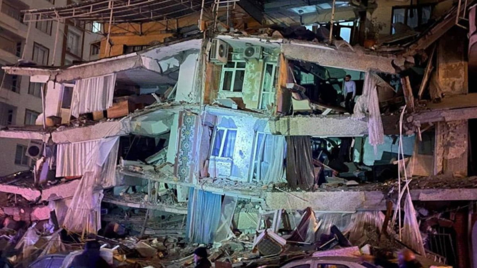 В Турции и Сирии уже 4 825 погибших в результате землетрясений