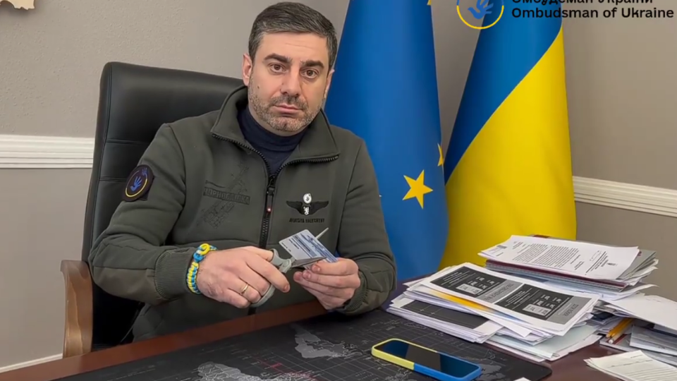 Уполномоченный Рады по правам человека Лубинец разорвал членский билет Европейского института Омбудсмана в знак протеста, видео