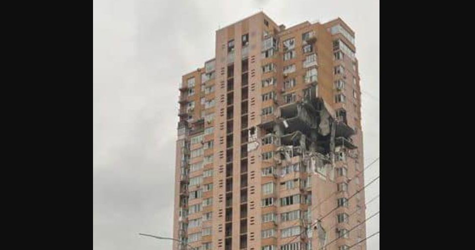 В Киеве восстановили дом на Лобановского, в который попала российская ракета: фото