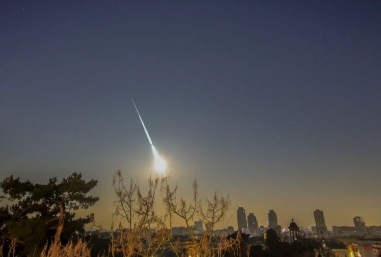 Между Францией и Англией взорвался метеорит: яркие видео