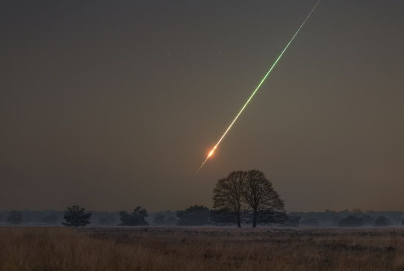 Как над Ла-Маншем взорвался астероид: новые фото и видео