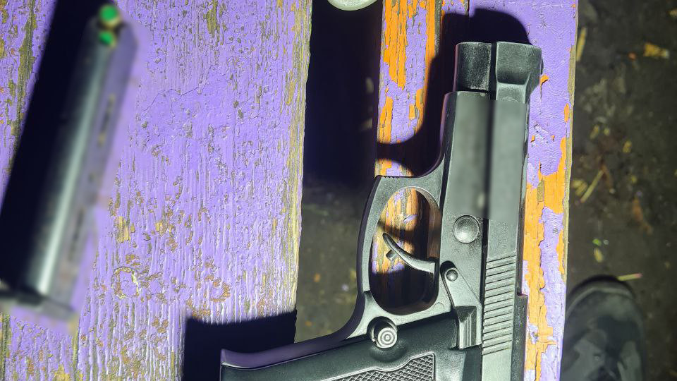 В Шевченковском районе Киева у мужчины, который находился в комендантский час на улице, обнаружили предмет, похожий на пистолет, фото