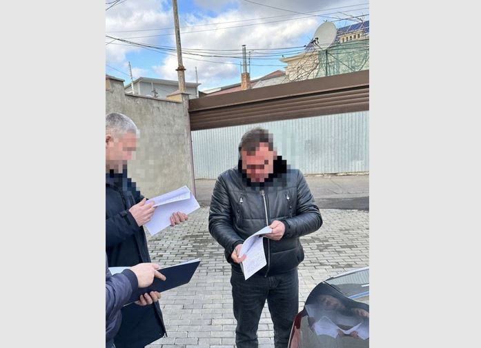 Посадовця Київської митниці викрили на розкраданні смартфонів та побутових товарів на 40 млн гривень