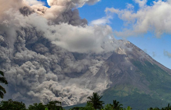 В Индонезии началось извержение вулкана Мерапи, видео