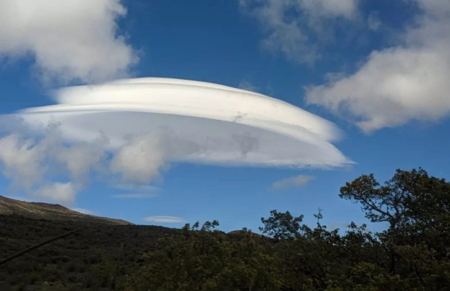 В небе над вулканами на Гавайях появились необычные облака в форме НЛО: фото